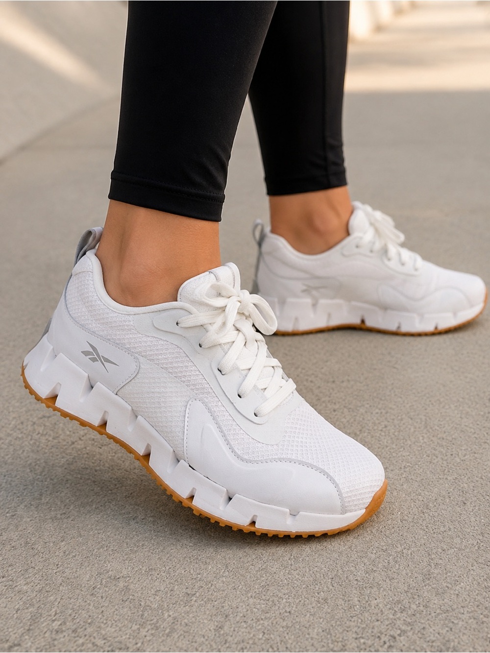 Reebok Galaxy 1 Women’s White Gum Sole Sneakers Size 8 New - Picture 3 of 5